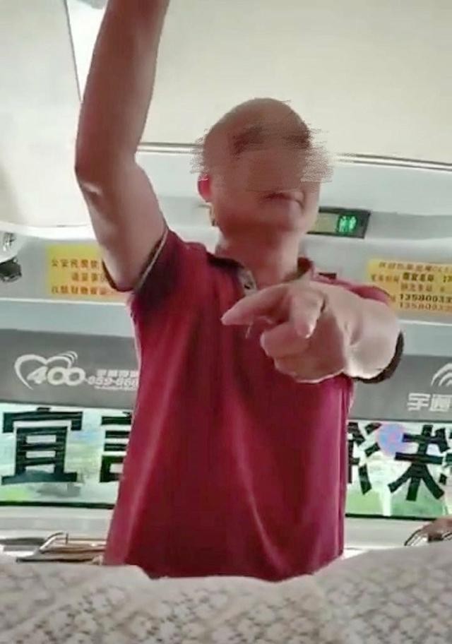  同归于尽|大巴司机威胁女乘客同归于尽：信不信我开车入海，把大家一锅端