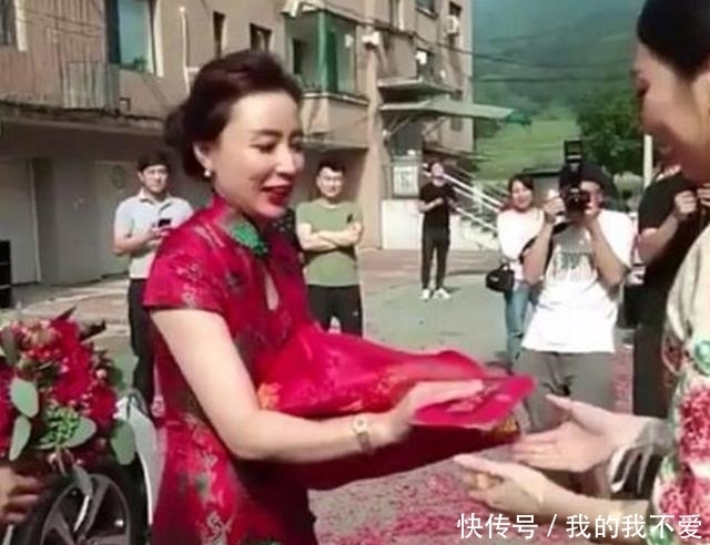 风头|“冻龄婆婆”走红,气场碾压新娘抢足风头,有了面子却尴尬了儿媳