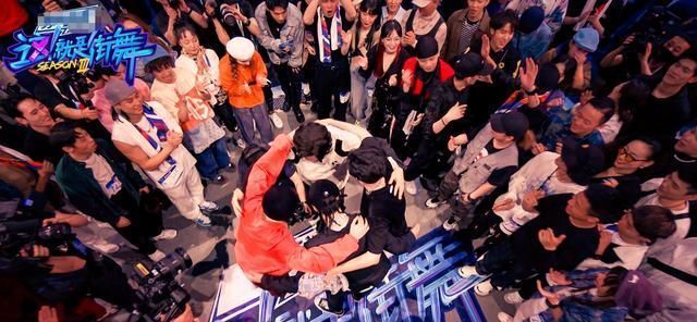  街舞|街舞：看不懂张艺兴的krump？没关系，身后选手的表情说明了一切