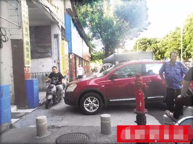 违停|女司机人行道违停，老人劝阻被辱骂，一怒之下，砸人又砸车
