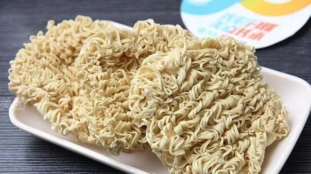 康师傅|康师傅方便面为啥被烫成波浪卷网友看完制作过程,我被治愈了