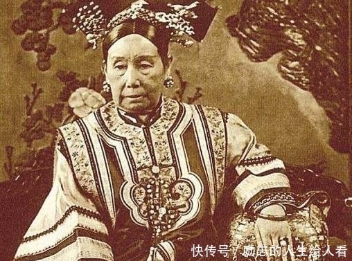 负责敬烟|慈禧吸烟规矩多,宫女跪着伺候,洒一点火星就掉脑袋