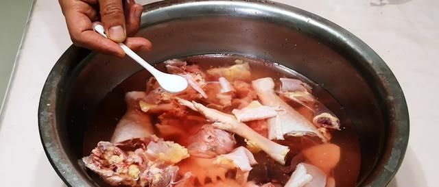  做法|炖鸡时先焯水，还是直接炖，都不对！教你正确做法，肉不柴汤更鲜
