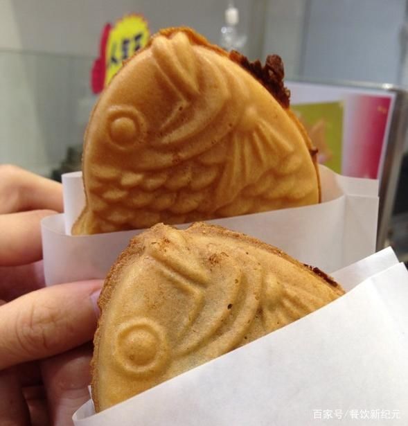 挤爆|90后小伙，街边开店卖“面包鱼”，5元一条，门店顾客要挤爆了