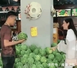 走近|女子判断西瓜成熟度居然用脚拍打, 老板不解, 走近一看却被感动了!