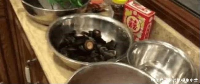 黄磊教师|张艺兴深夜直播前往黄磊家做客,而镜头给到厨房时却引发网友吐槽