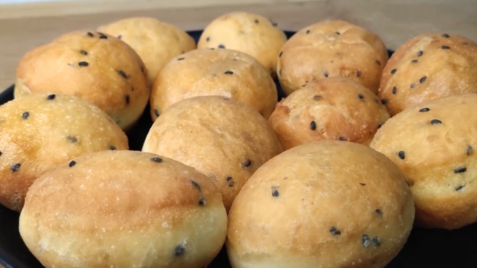 香甜|1分钟学会用面粉做道“鸡蛋空心饼”,香甜美味,蓬松暄软