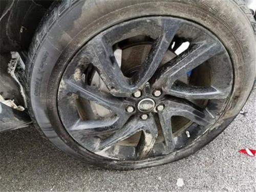  路虎车主|面包车撞上路虎发现，车主下车三脸懵这就是豪车的“战斗力”