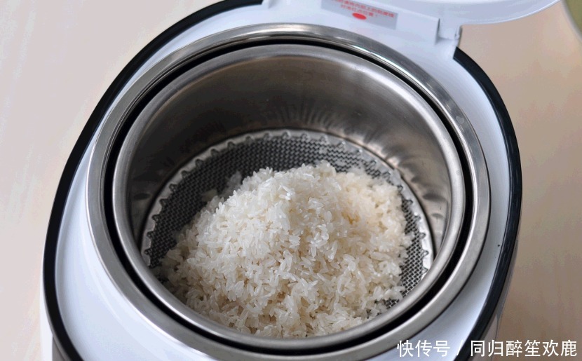 分明|蒸米饭,只加水是外行!水里多加这2样,米饭又香又软,粒粒分明