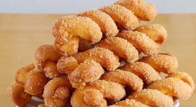 南瓜|半个南瓜一碗面,教你做大麻花,外酥里软,真解馋