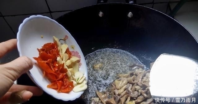  酸辣鸡杂|炒鸡杂时,需要焯水吗,很多人做错了,难怪鸡杂腥味重不滑嫩