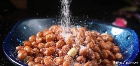 油炸花生米|炒花生米时,万万不要直接下油锅炒,多加这1步,每一粒都嘎嘣脆
