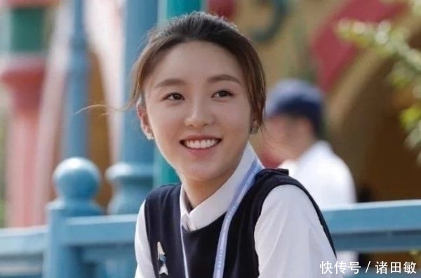 二人|张月张萌合体唱歌,镜头扫过二人脸蛋,确定张萌才是“姐姐”?