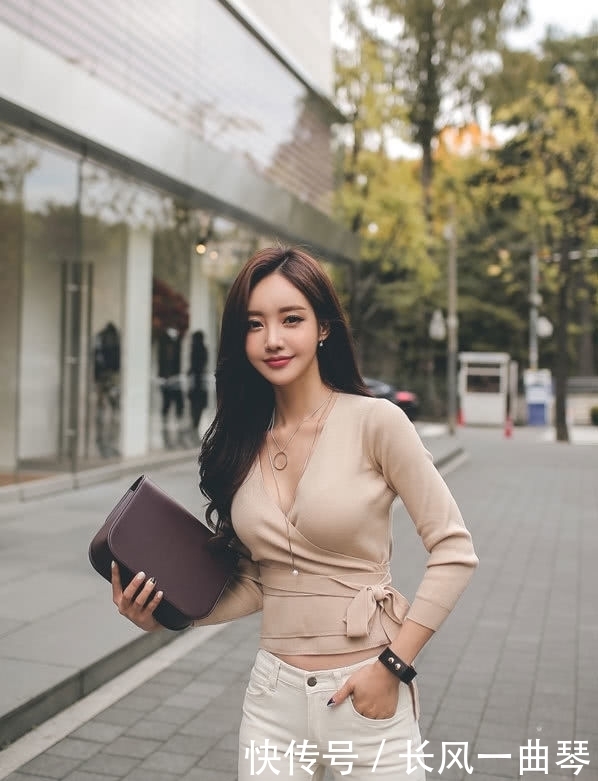 夏日|街拍:炎热的夏季,美女一身打扮非常的夏日,简单又时尚