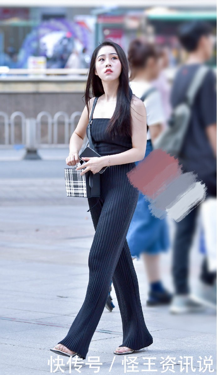 姑娘|姑娘,皮肤这么白,就不要穿黑色了,何况还是条个性十足的连体裤