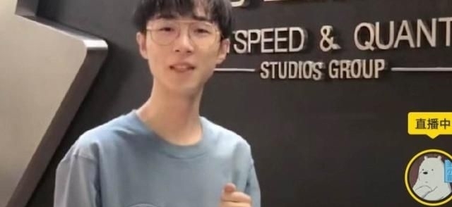  操作|和平精英竟能实现空中换装？直播大佬在线教学，哪成想翻车了