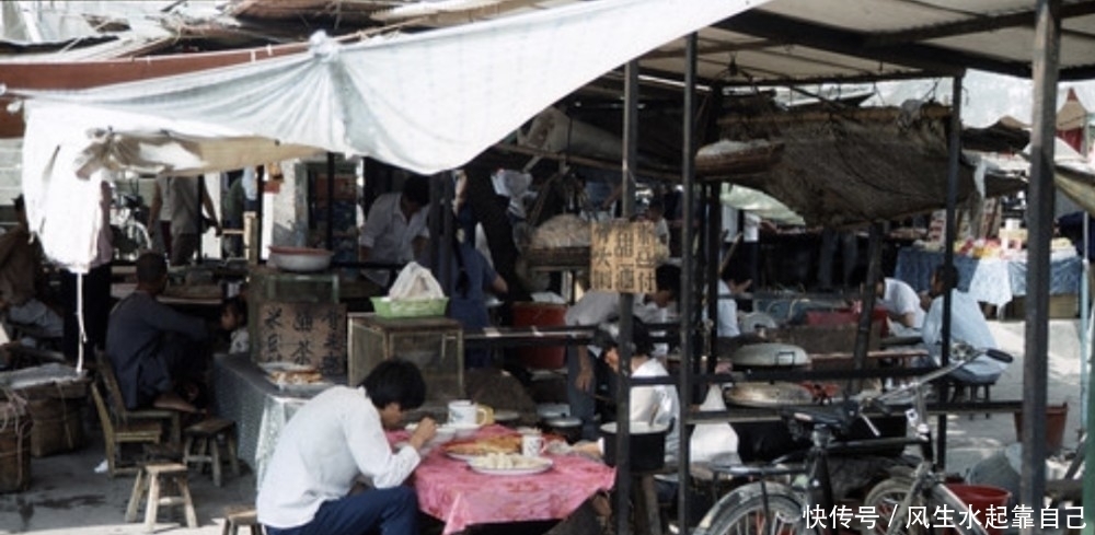  街头|30多年前，街头饭店有大棚，老年人爱好高雅