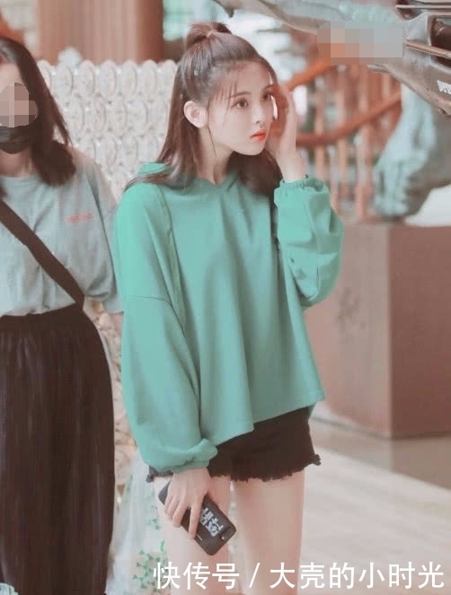 太过分|杨超越也是没谁了,双腿P得太过分,却意外被膝盖给暴露了!