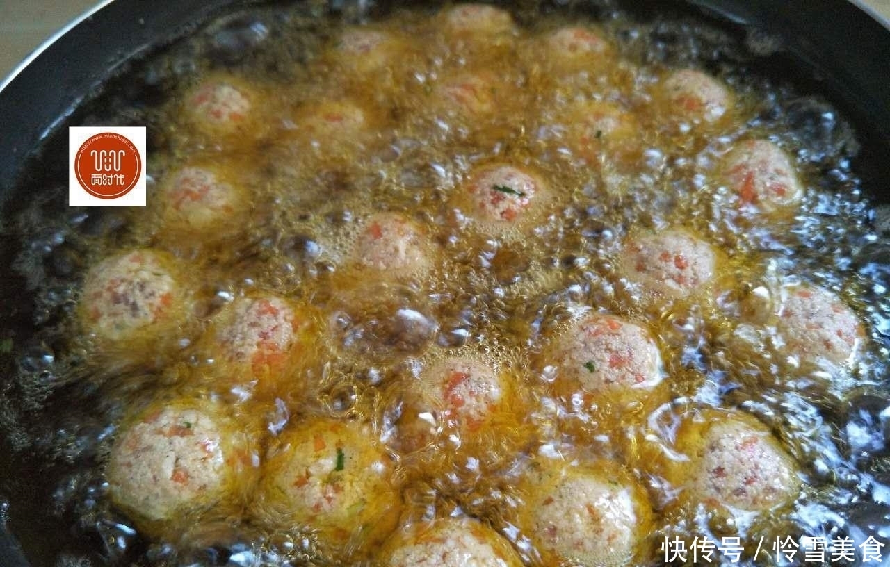  美食生活|我炸的豆腐丸子香又嫩，怎么吃都不腻，边炸边吃，端上桌都快没了
