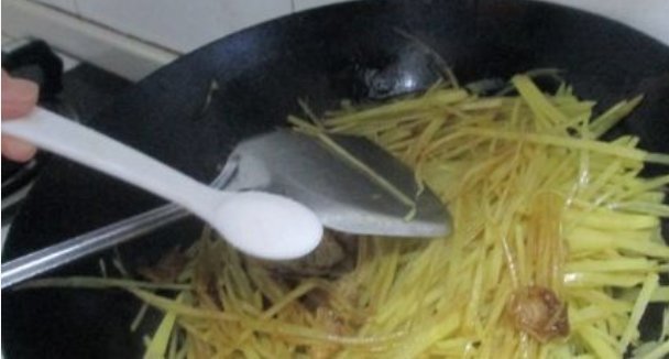 土豆|提个醒炒土豆不能放此物,吃了就是没病找病,现在知道还不晚