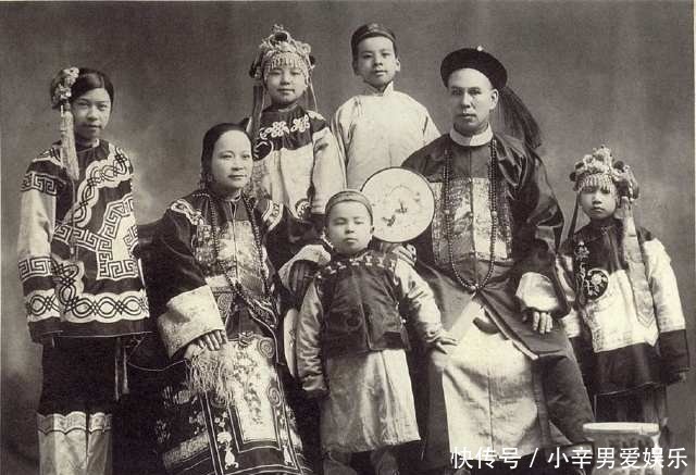 标配|老照片:晚清上层社会生活,妻妾成群,走路不用脚,烟枪是标配