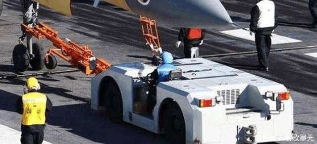 航母牵引车|为什么航母上的牵引车价格那么贵?说出来你都不敢相信