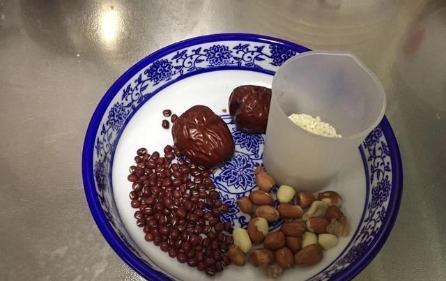  喝一杯|花生和它们是绝配，坚持每天喝一杯，不到2元，补血养颜气色红润