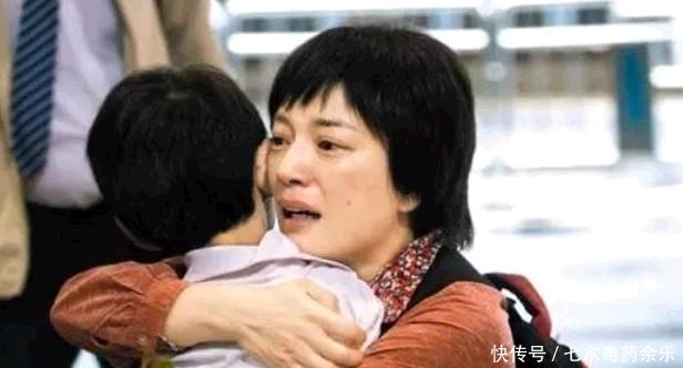 地铁|爸爸抱沉睡女儿乘地铁,40分钟没人让座,爸爸的举动却让人泪目