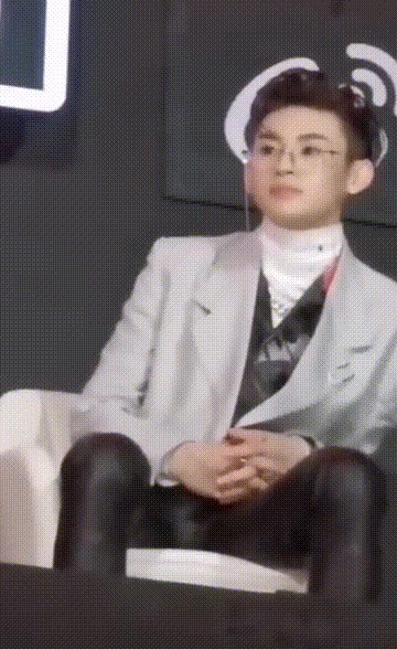 尴尬|谢娜主持尴尬,选手唱功车祸现场,青春有你总决赛是最差的一届了