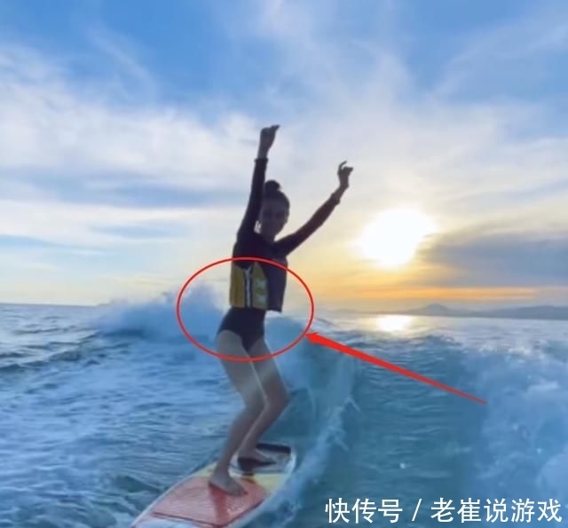 冲浪|baby穿泳装冲浪,“蚂蚁腰”却太抢镜,这确定是孩子妈的身材?