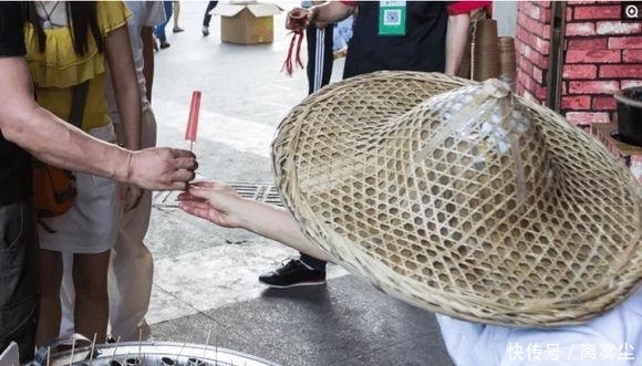 工具|农村小哥用一奇异的容器卖冰棍, 一根5元, 一天能卖上千根