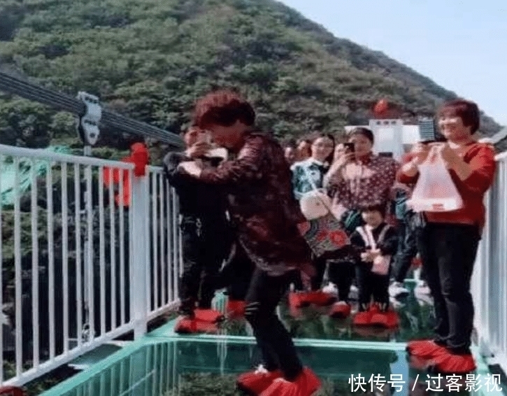 中国|中国大妈又出事了？这次是玻璃桥上大跳广场舞，保安劝阻却遭漠视