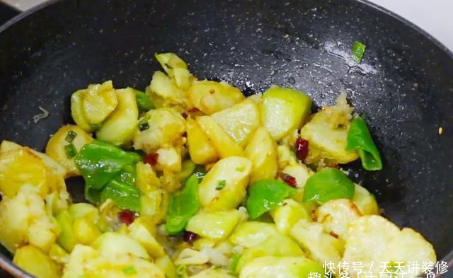 好吃|茄子搭配土豆原来这么好吃,我家一周做6次,刚上桌就被抢光了