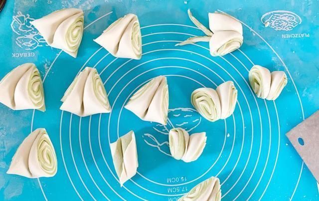 详解|白绿双色花卷做法,详解2种面团配方,再笨也学得会