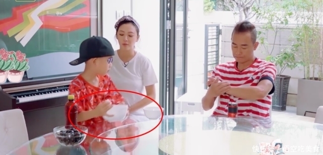 到陈小春|7岁Jasper终于翻身了,不停指挥陈小春干活,懂事举动又很暖心