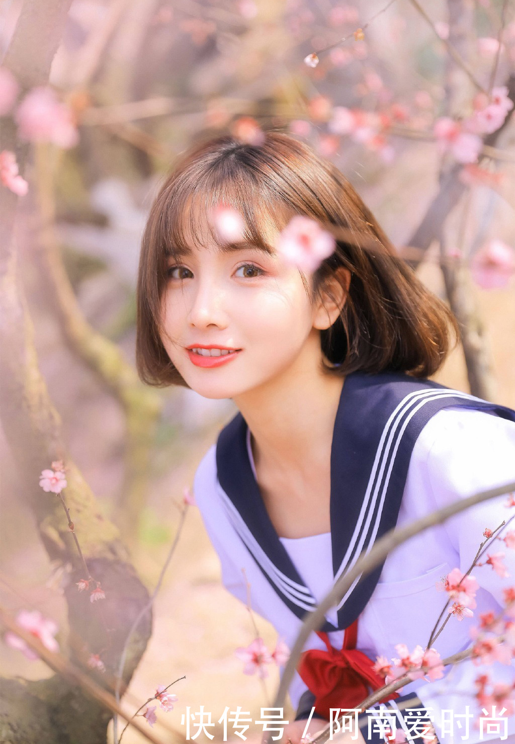 摄影写真：清纯JK美女制服诱惑，美腿性感户外写真_【快资讯】