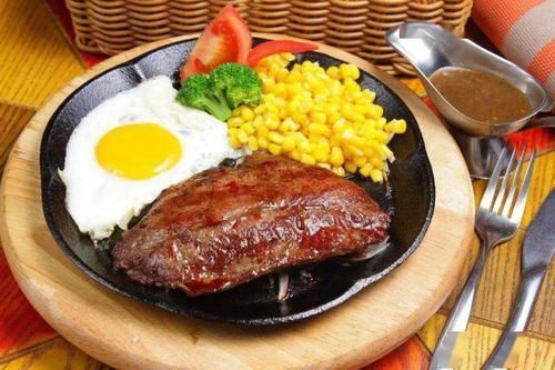 吃掉|吃牛排时盘子里有个煎蛋,不懂的人直接吃掉,服务员闹笑话了