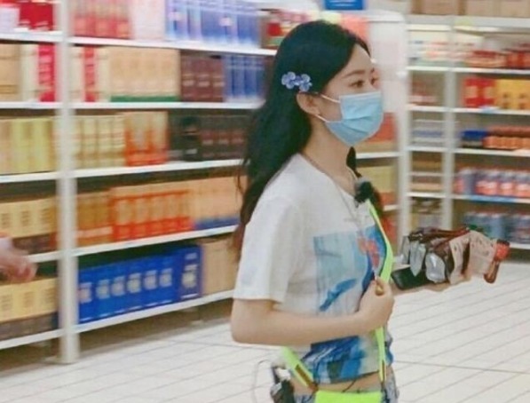 赵丽颖|同是担任前台小妹,赵丽颖与杨紫的待遇却不同,节目组有点偏心啦