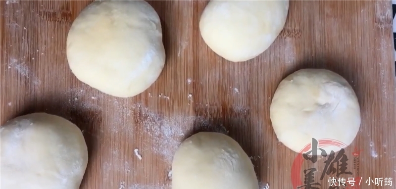 放进|把8个面团放进电饭锅里,不加一滴水,刚出锅就被抢吃光