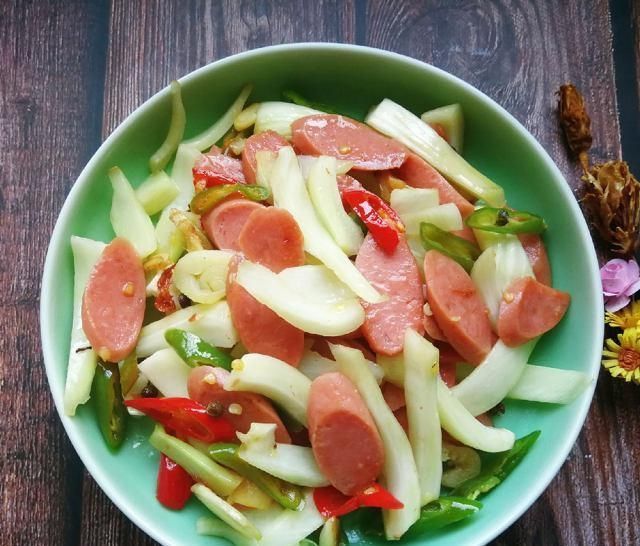 味儿|茴香球炒火腿肠,淡淡的茴香味儿,颇有点西芹的口感,味道好极了