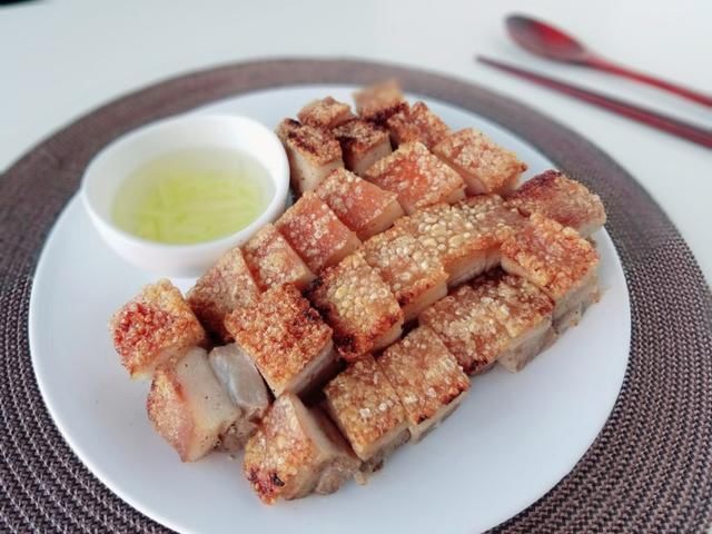 脆皮烧肉|五花肉这吃法太香了,酥脆不油腻,我家经常做,一次5斤不够吃