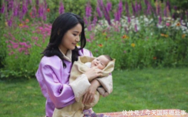 官网|不丹二王子天生爱笑,2个月就笑出月牙眼,官网发布新照萌翻天