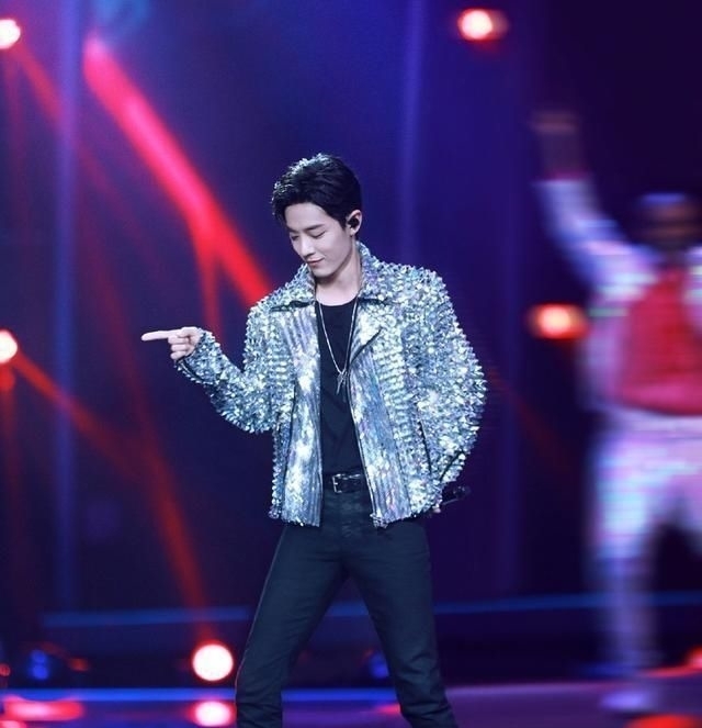  东方|《东方卫视》宣传片三次提及肖战，来看舞台上的百变肖战