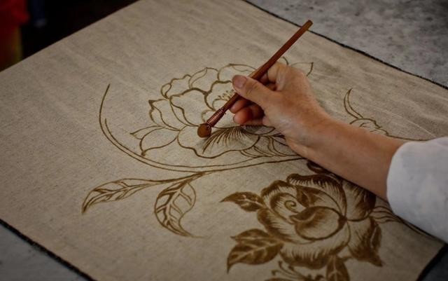 嗓门|贵州排莫村画娘：腰包鼓了，在家嗓门可大了