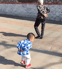 穿着|妹子,穿着裙子,就不要把脚翘在桌子上了,影响多不好啊!