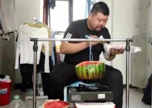 大学|大学宿舍里的“奇葩”发明,辅导员笑得肚子疼,网友:都是人才!