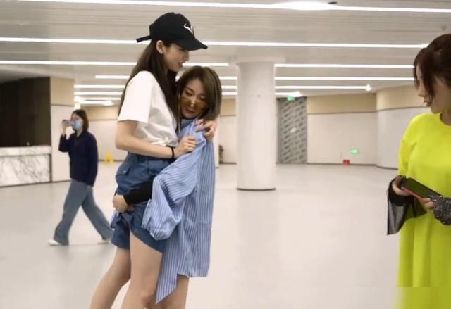  探班|乃万探班“青你二团”比拼臂力，不怪被称“老公团”金子涵厉害了