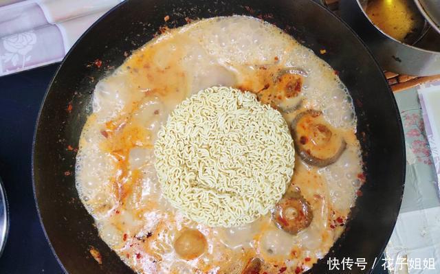 麻辣烫|闺女最馋这麻辣烫,红油浓香,酷辣入味,不用买底料,做法超简单