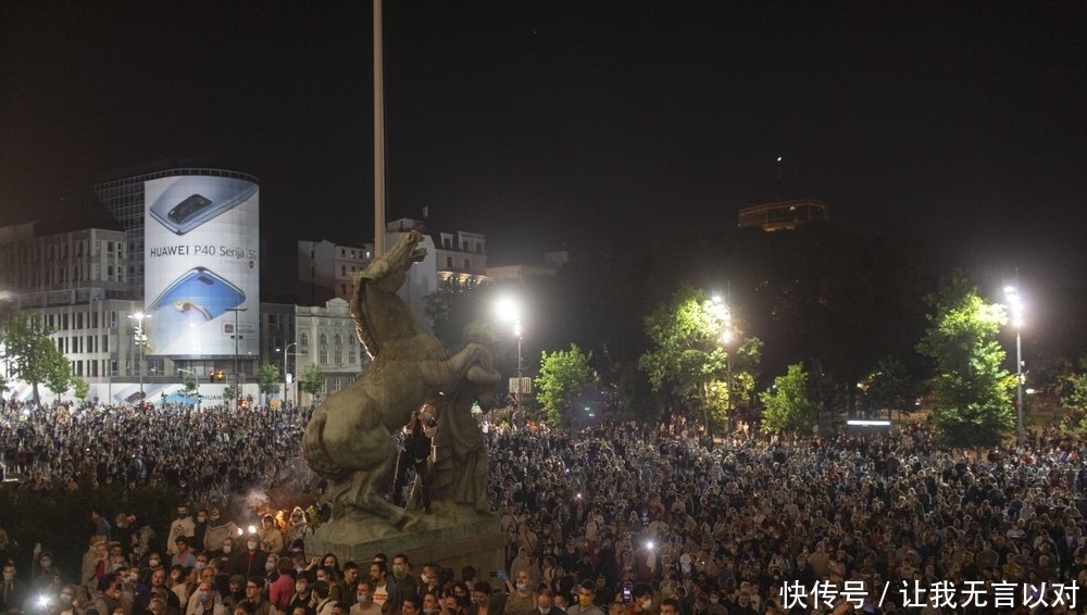 实施宵禁|烧警车、闯议会,塞尔维亚宵禁引发十年最大规模抗议
