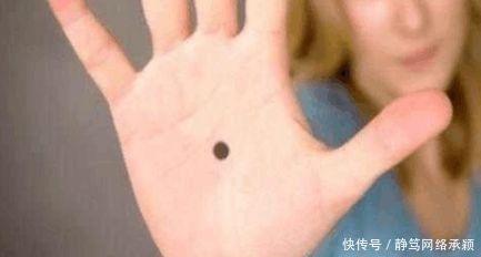 自拍照|女子网上发了张手掌上有黑点的自拍照, 朋友看到后却立刻报了警